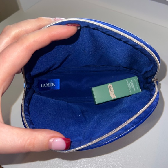 La Mer Vibrant Blue Cosmetic Bag with the La Mer Regenerating Serum Sample - Picture 8 of 9